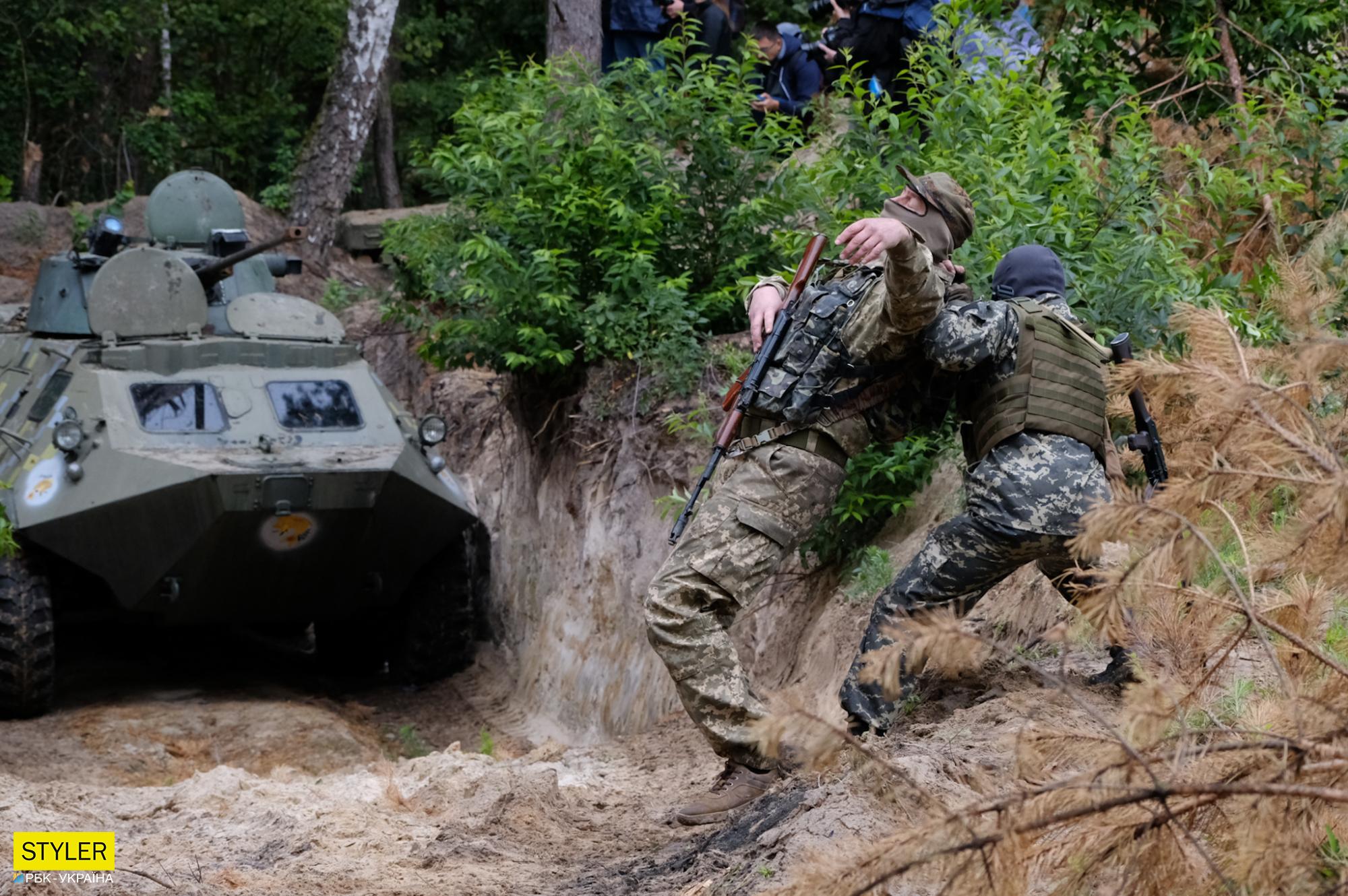Тут ховалися 15 тисяч окупантів, а зараз тренуються бійці ТрО: сильні фото з навчального табору біля Бучі